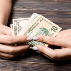 Imagen referencial para graficar a una mujer recibiendo dinero.