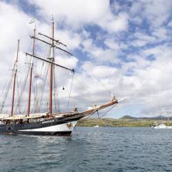 Fotografía fechada el 20 de abril de 2024 cedida por Darwin200, del centenario barco a vela neerlandés Oosterschelde en Islas Galápagos (Ecuador)