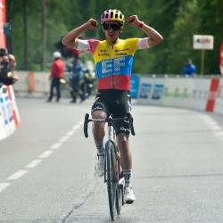 Richard Carapaz celebra su victoria