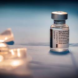La vacuna de Pfizer y BioNTech fue aprobada en Estados Unidos en diciembre de 2020. Se comenzó a aplicar a personas desde los 16 años.