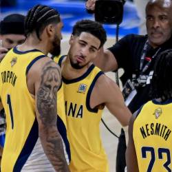 Tyrese Haliburton celebra con su compañero de los Indiana Pacers luego de la victoria ante los Oklahoma City Thunder.