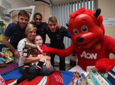 Antonio Valencia y otros jugadores del Manchester United regalaron sonrisas