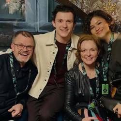 Zendaya posa con sus suegros en una fotografía junto a Tom Holland.