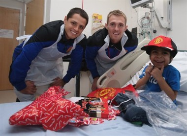 Antonio Valencia y otros jugadores del Manchester United regalaron sonrisas