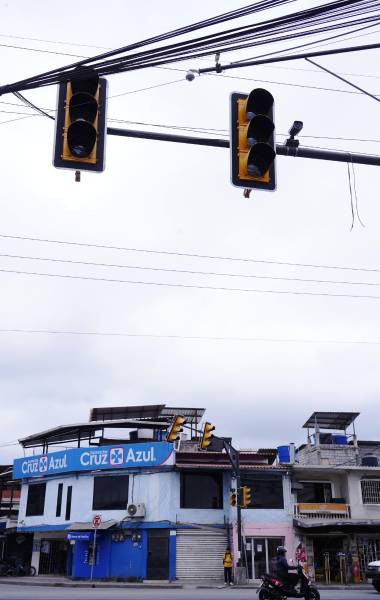 Los semáforos colocados en 2024 en Durán, no funcionan. Según Compras Públicas, se destinó un contrato por USD 851 000 para la instalación de los equipos.