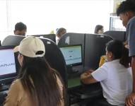 Personas se inscriben en el programa jóvenes en acción.