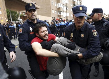 Manifestantes intentan impedir que ambulancia se lleve al perro Excálibur