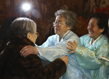 Familias coreanas se reencuentran tras 60 años, entre abrazos y lágrimas