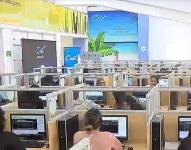 Personas trabajando en el Call Center del IESS.