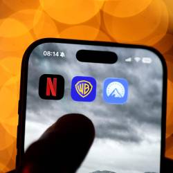Los logotipos de las aplicaciones de Netflix, Warner y Paramount en una pantalla de un teléfono inteligente.