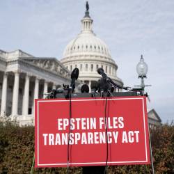 Fotografía de un cartel sobre el caso del pederasta Jeffrey Epstein.