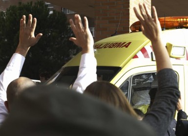 Manifestantes intentan impedir que ambulancia se lleve al perro Excálibur