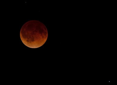 Así se vio el paso del eclipse lunar por América y Europa