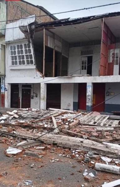 El sismo derribó casas y postes en las principales provincias de Ecuador. Foto: CNN El sismo derribó casas y postes en las principales provincias de Ecuador. Foto: CNN