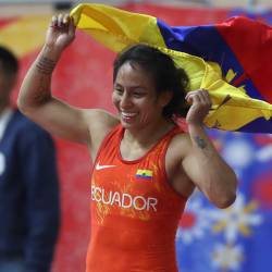 La ganadora de la medalla de oro, Luisa Valverde, de Ecuador, celebra con una bandera de su país tras ganar en lucha libre de 57 Kg de los vigésimos Juegos Bolivarianos este lunes, en Lima (Perú).