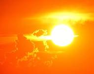 El fenómeno de los siete soles se refiere a una ilusión óptica causada por la refracción y reflexión de la luz solar a través de cristales de hielo en la atmósfera.