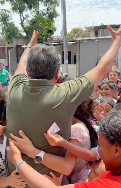 Víctor Araus durante un recorrido en Guayaquil.