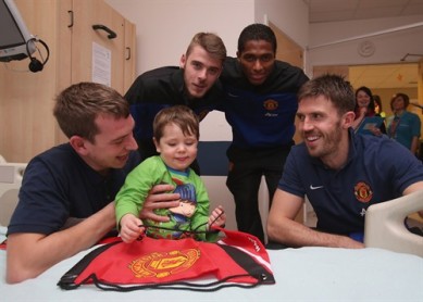 Antonio Valencia y otros jugadores del Manchester United regalaron sonrisas
