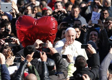 20 mil parejas celebran San Valetín junto al papa Francisco
