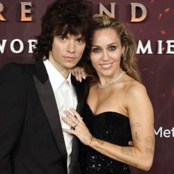 Miley Cyrus y Maxx Morando en la alfombra roja de Avatar.