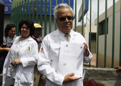 Más médicos renuncian en el país