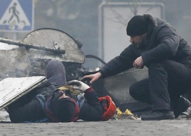 Francotiradores siembran terror en Kiev con 100 muertos, según oposición