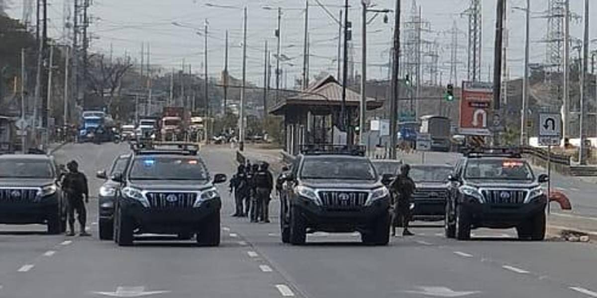 Alerta por posible coche bomba en los exteriores de la Penitenciaría del Litoral en Guayaquil