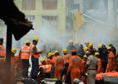 33 muertos y decenas de desaparecidos tras derrumbe de edificio en Bombay