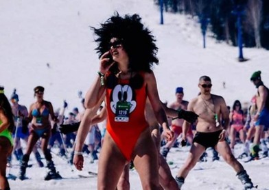Así se rompió el récord mundial de descenso de esquí en traje de baño