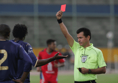 ¿Cómo es la vida de un árbitro antes de entrar a la cancha?