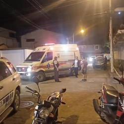 Imagen de una ambulancia que llegó al sector de Los Olivos, tras el ataque armado contra un grupo de amigos que estaban reunidos en un parque de Portoviejo.