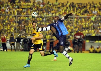 Barcelona encendió la "Noche Amarilla" con empate y la contratación de Laurito