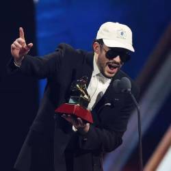 Bad Bunny cuando recibió el premio Álbum del Año por DeBI TIRAR MaS FOTos durante la 26a Entrega Anual de los Premios Grammy Latinos en el MGM Grand Garden Arena en Las Vegas, Nevada, el 13 de noviembre de 2025.
