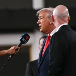 Donald Trump, presidente de Estados Unidos, junto al presidente de la FIFA, Gianni Infantino, en Washington D. C.