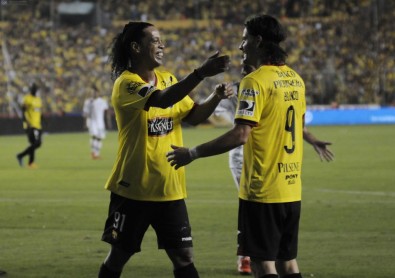 Barcelona tuvo a Dinho en su noche amarilla