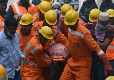 33 muertos y decenas de desaparecidos tras derrumbe de edificio en Bombay