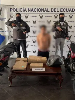 Imagen de un hombre detenido por estar implicado en el asesinato de Mario Pineida.