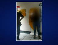 La mujer reclamó que fue asaltada dentro de la agencia bancaria.