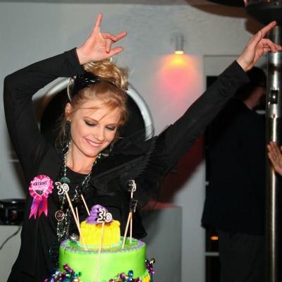 Ana Layevska celebró sus 30 años con elenco de Relaciones Peligrosas