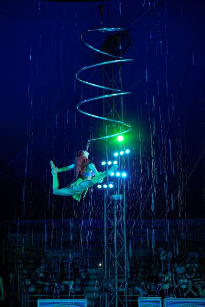 El circo de los hermanos Fuentes Gasca ofrece un espectáculo acuático. Se ubica en el sector de la Aurora, junto al centro comercial El Dorado.