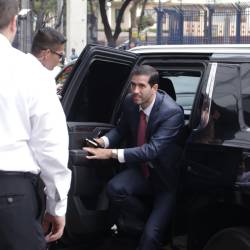 Imagen de archivo del ministro de Transporte, Roberto Luque, llegando a una reunión con el presidente Daniel Noboa.