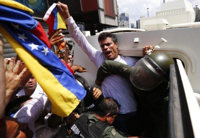 López se entrega a la Guardia Nacional venezolana en una plaza caraqueña