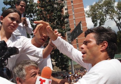 López se entrega a la Guardia Nacional venezolana en una plaza caraqueña