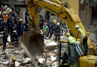 33 muertos y decenas de desaparecidos tras derrumbe de edificio en Bombay