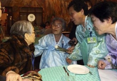 Familias coreanas se reencuentran tras 60 años, entre abrazos y lágrimas