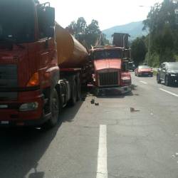 Choque entre dos vehículos pesados en la avenida Simón Bolívar.