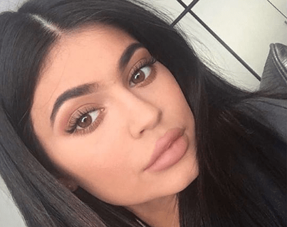 Kylie Jenner impacta al lucir labios sin relleno