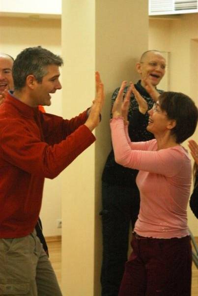 Yoga de la risa para celebrar el día de la felicidad