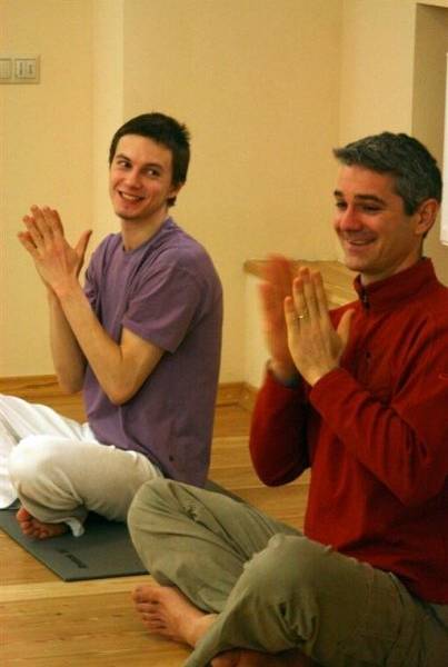Yoga de la risa para celebrar el día de la felicidad