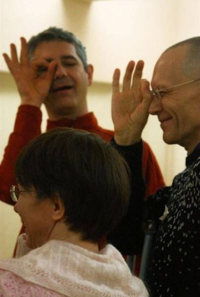 Yoga de la risa para celebrar el día de la felicidad